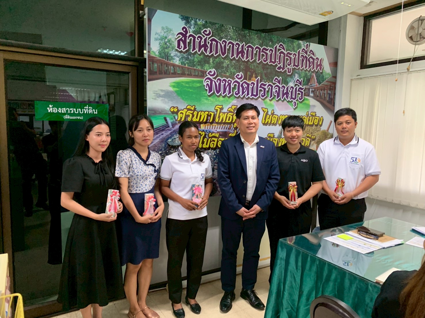 title - วันที่ 9 มิถุนายน 2569 นายวิทูล ประดิษฐบุญ ปฏิรูปที่ดินจังหวัดปราจีนบุรี ได้มอบนโยบาย ของรัฐมนตรีช่วยว่าการกระทรวงเกษตรและสหกรณ์ พร้อมทั้งชี้แจงแนวทางการปฏิบัติงาน แก่บุคลากรในสังกัด โดยได้ร่วมรับฟังปัญหา อุปสรรค และหารือแนวทางการขับเคลื่อนภารกิจตามแผนงานและโครงการประจำปีงบประมาณ พ.ศ. 2569